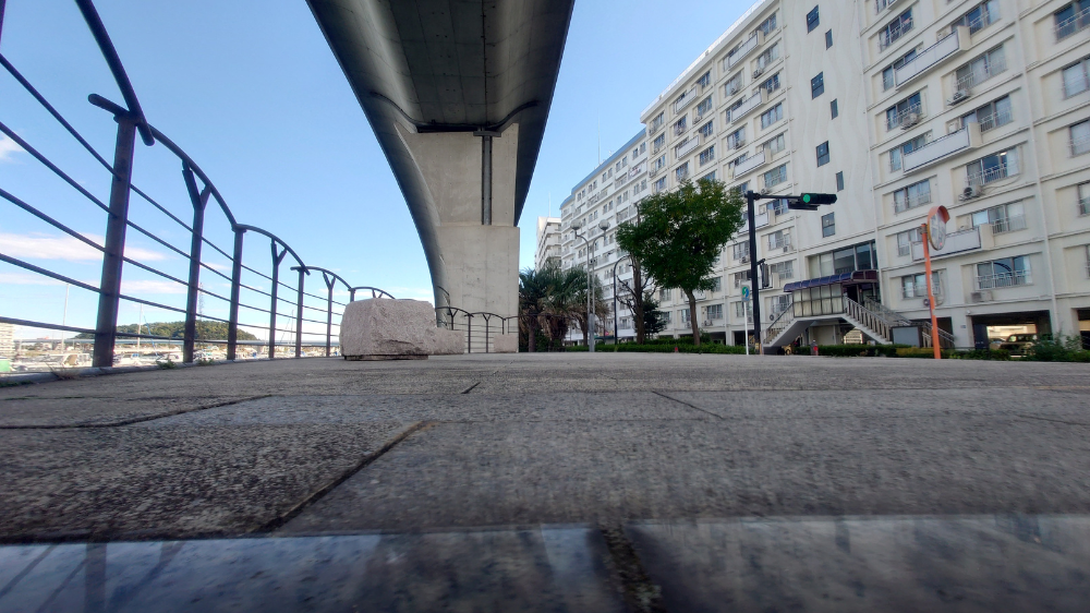 シーサイドライン下の広場 OPのシーン