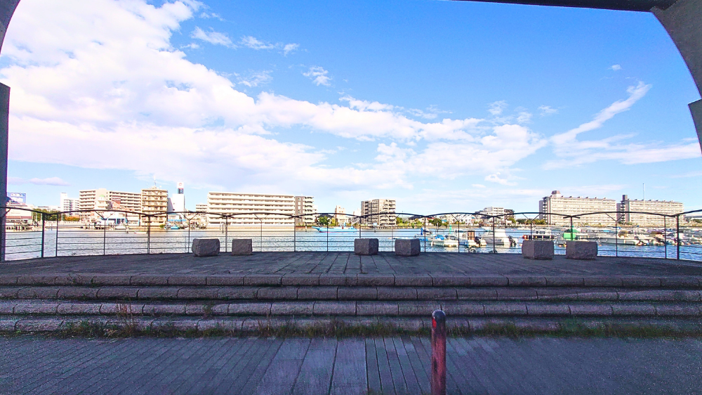 シーサイドライン下の広場