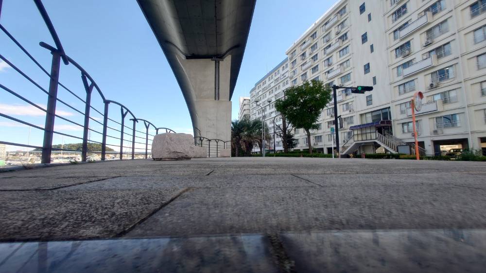 シーサイドライン下の広場　OPのシーン