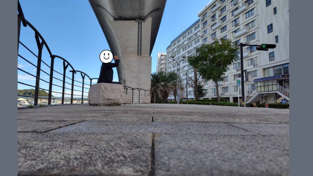 シーサイドライン下の広場　幸せスパイラル