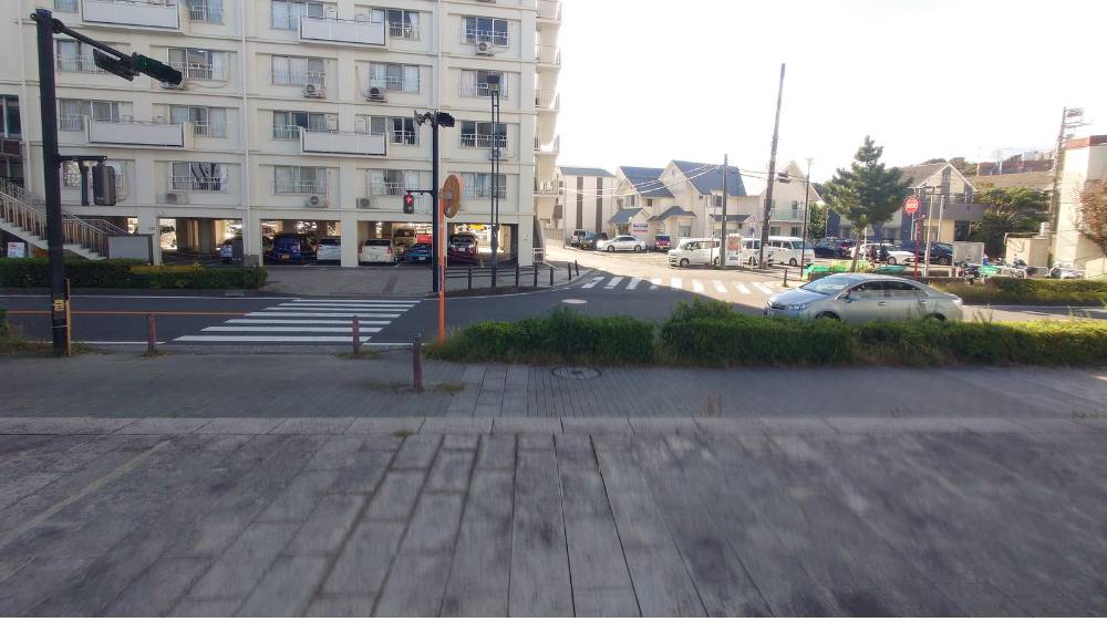 シーサイドライン下の広場　ぼっちの視界