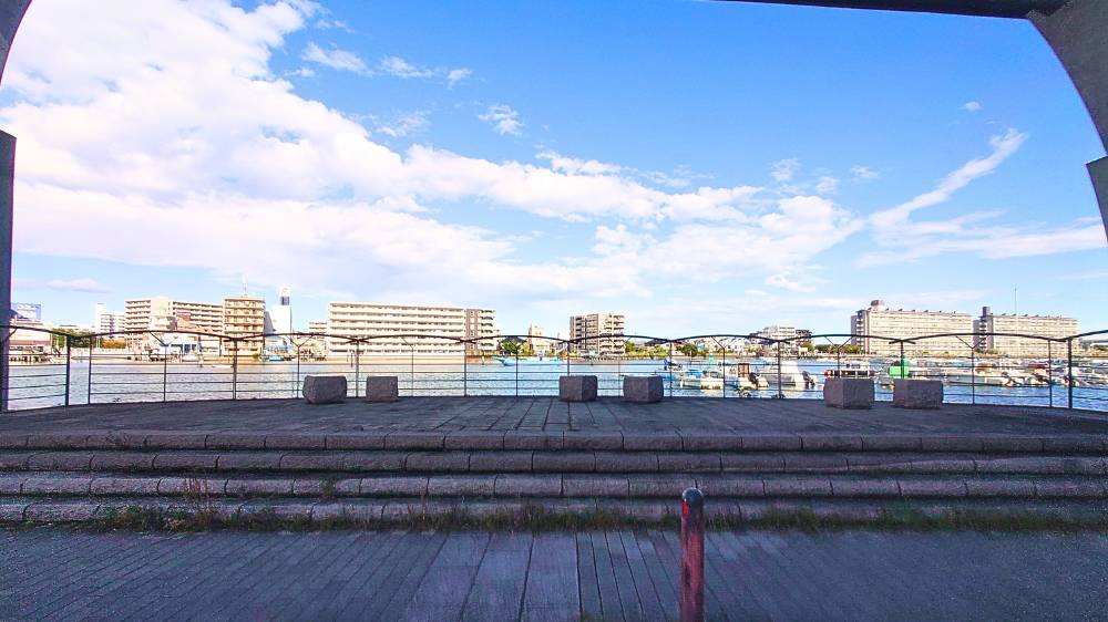 シーサイドライン下の広場